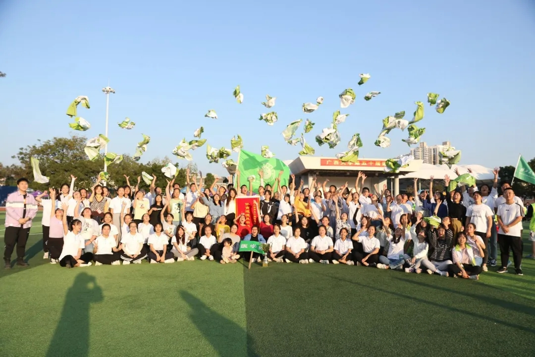 电竞比分第50届大学生运动会VKGAME威客电竞师生合照 电竞比分第50届大学生运动会VKGAME威客电竞师生合照