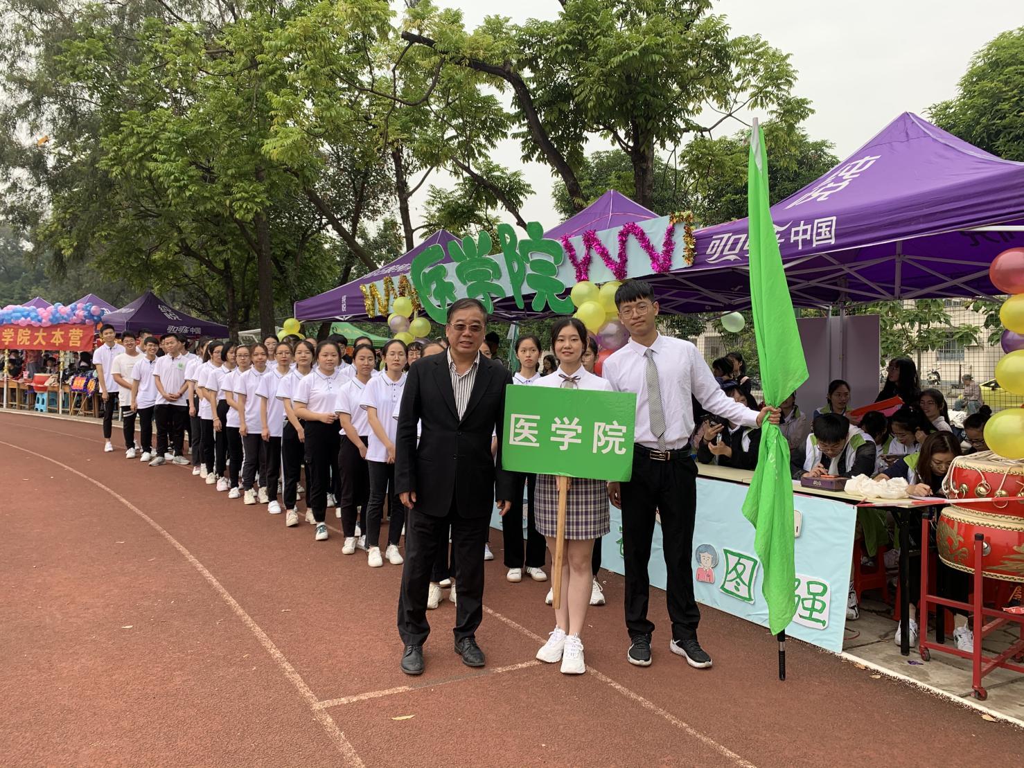 电竞比分第50届大学生运动会VKGAME威客电竞齐院长与学生合照 电竞比分第50届大学生运动会VKGAME威客电竞齐院长与学生合照